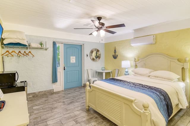 Grand Studio (1 Queen Bed)