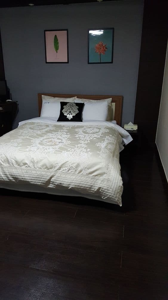 Basic Double Room, 1 Queen Bed