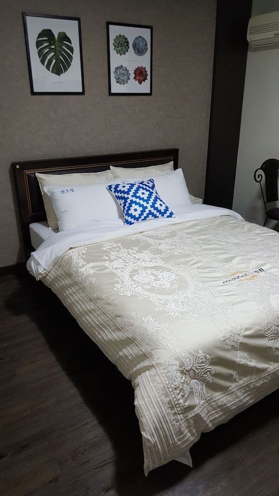 Basic Double Room, 1 Queen Bed