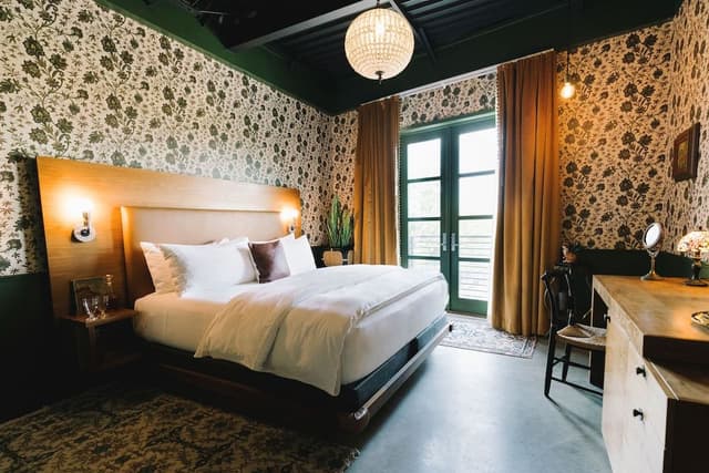 Signature Room, 1 King Bed, Non Smoking (Medium)