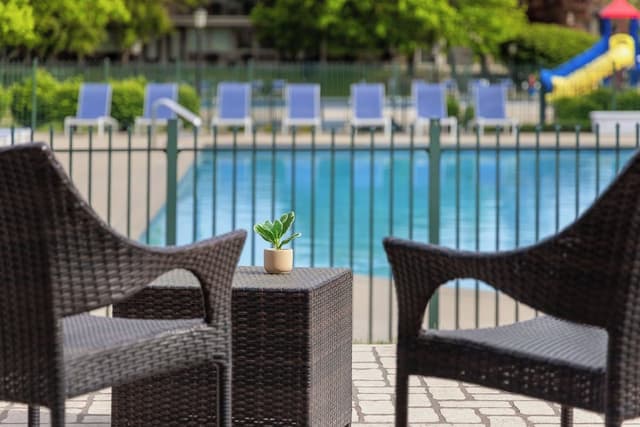 Room, 1 King Bed, Accessible, Pool View