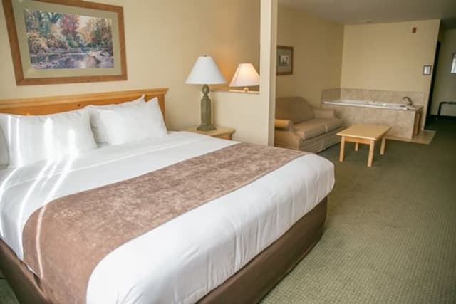 King Whirlpool Suite, 1 King bed, 2 Single Beds, and Jetted Tub