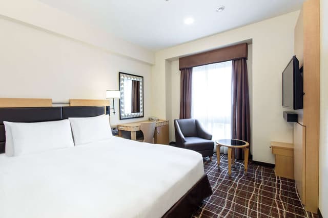 1 QUEEN BED GUESTROOM