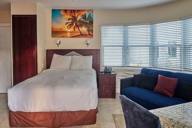 Exclusive Suite 2: 1 Queen, 1 King, 1 Futon