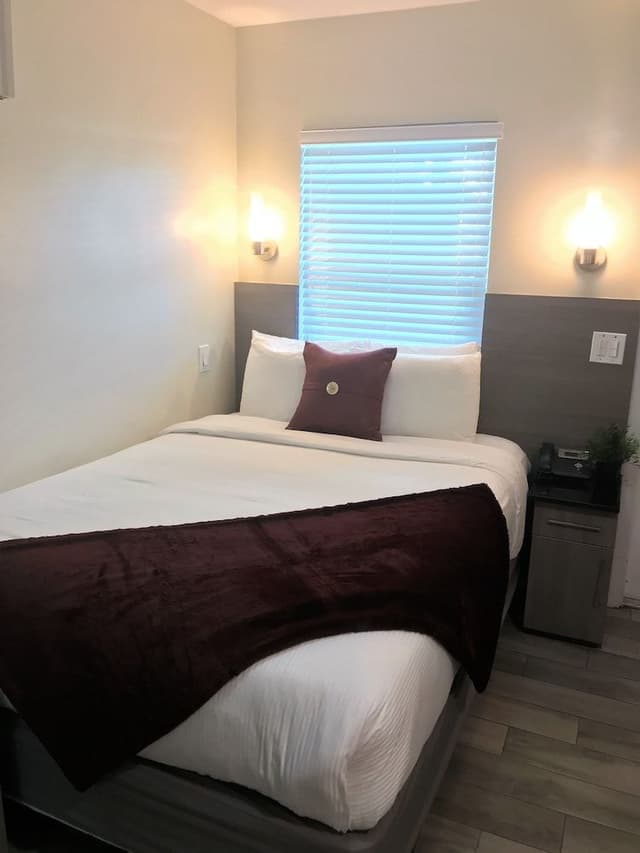Queen Studio Pool: 1 Queen Bed