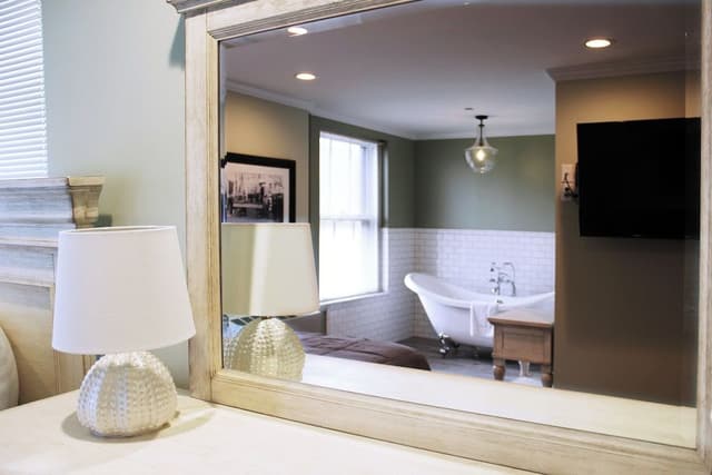 Superior Suite, Ensuite (202 Fire Fighters Suite)