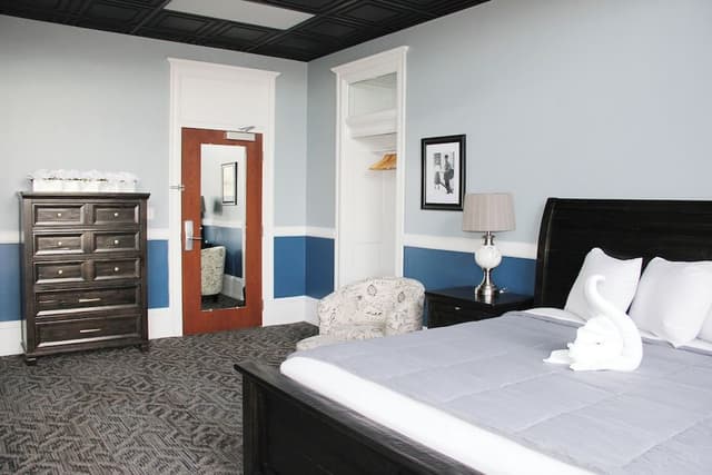 Superior Double Room, Ensuite, City View (204 Mail Room)