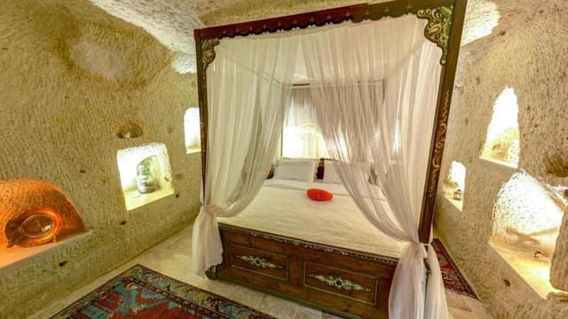 HONEYMOON ROOM