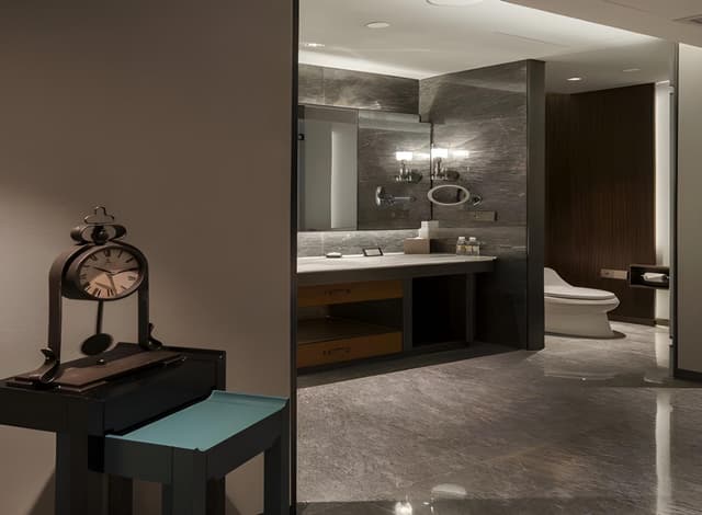 Premier Queen Room