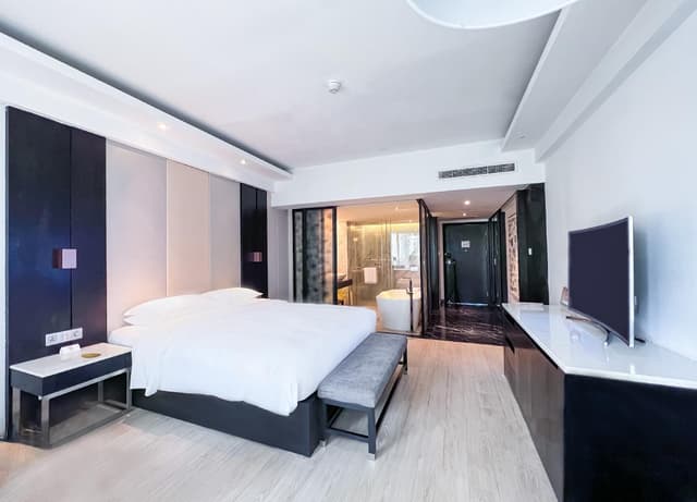 Lake View Queen Room
