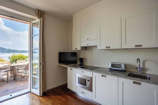 Comfort Condo, Kitchen, Lake View