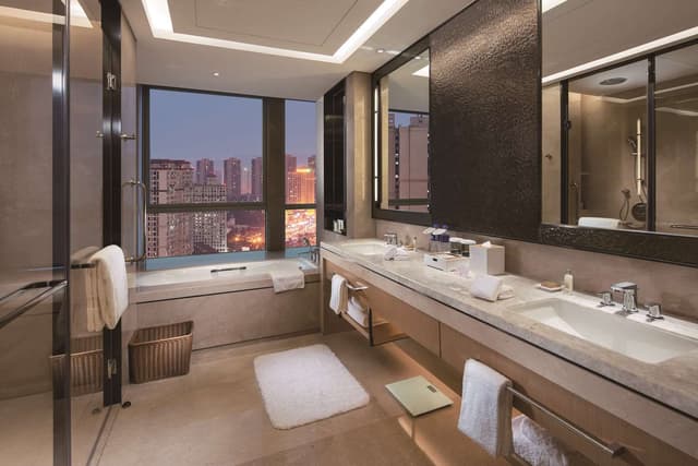 KING ONE BEDROOM DELUXE SUITE