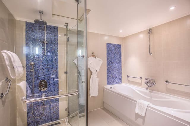 KING ONE BEDROOM SUITE WITH SEA VIEW