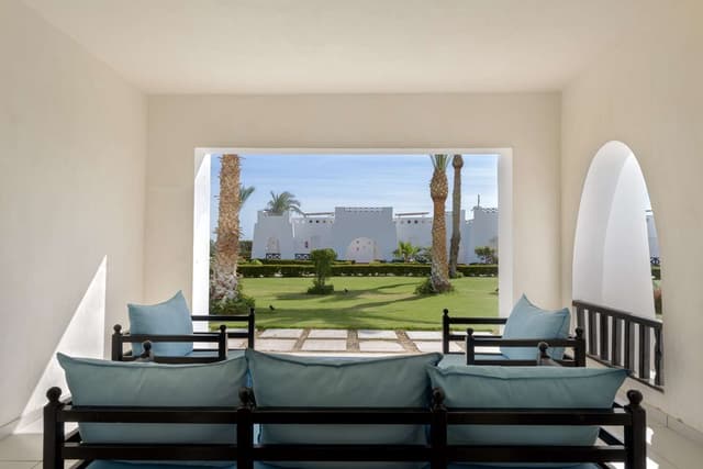KING DELUXE ROOM WITH GARDEN VIEW