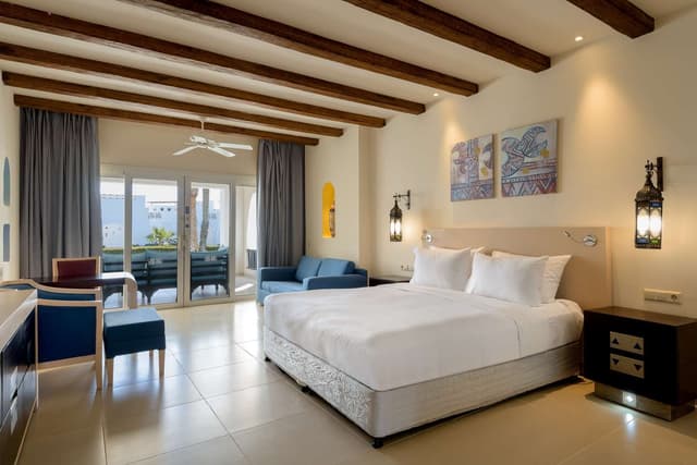 KING DELUXE ROOM WITH GARDEN VIEW