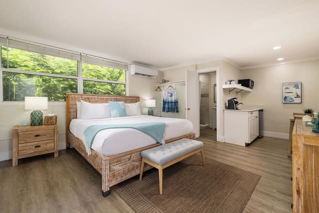 Comfort Suite, 1 King Bed, Garden View