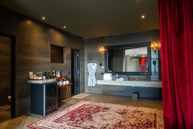 Master Suite - Beach Front