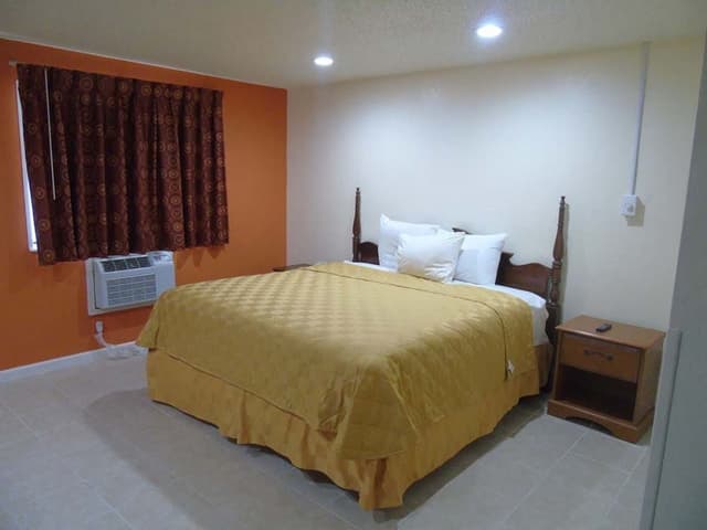 Basic Room, 1 King Bed, Smoking
