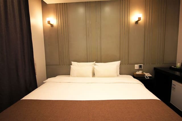 Deluxe Twin Room, No Smoking, Base 2, Max 3, Surcharge on spot