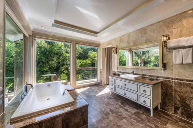EXECUTIVE SUITE SEAVIEW