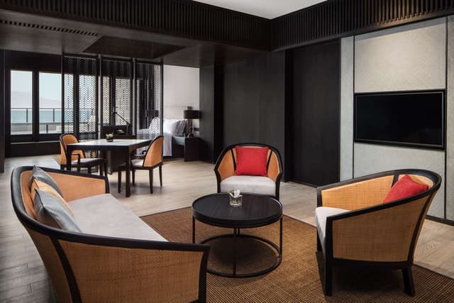 KING LAKE VIEW TERRACE SUITE - LOUNGE ACCESS