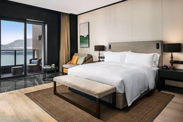 KING EXECUTIVE BALCONY LAKE VIEW ROOM