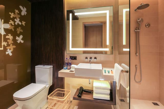 KING GUEST ROOM HIGH FLOOR