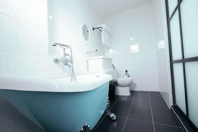 Deluxe Queen Bathtub Suite
