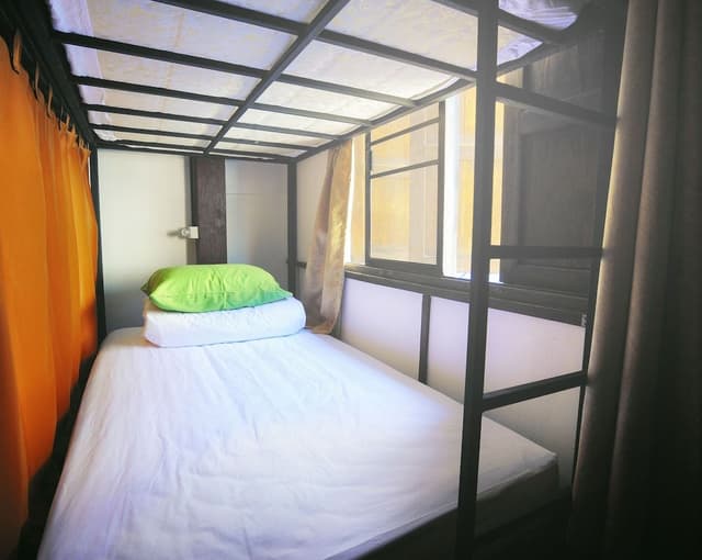 Female Dorm 6 Bed-Twin