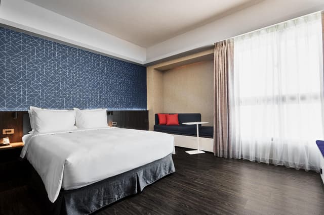 1 Queen Bed Standard