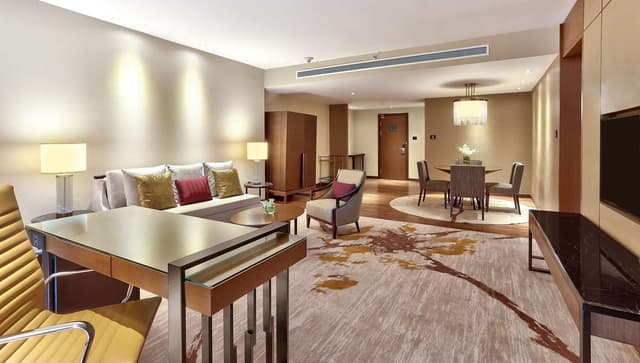KING EXECUTIVE SUITE