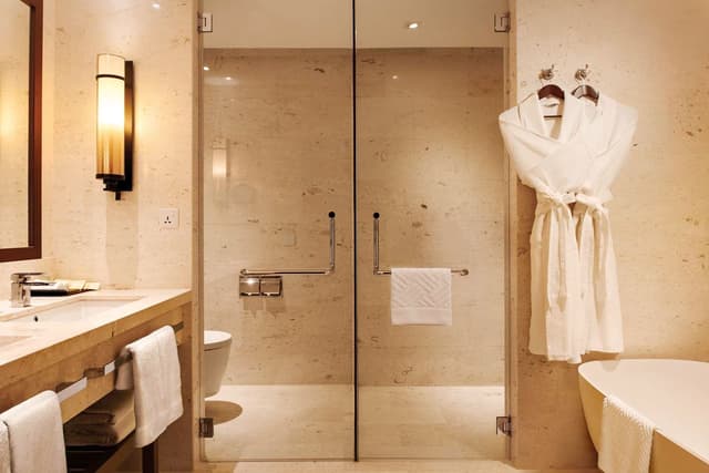 KING EXECUTIVE SUITE