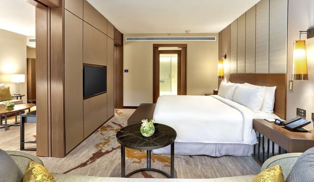 KING EXECUTIVE SUITE