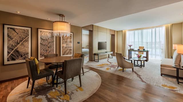 KING EXECUTIVE SUITE