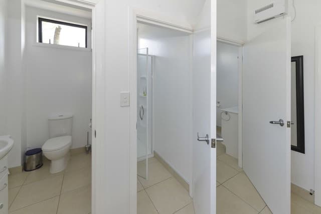 4 Bedroom Holiday Home (2 King and 5 Single)