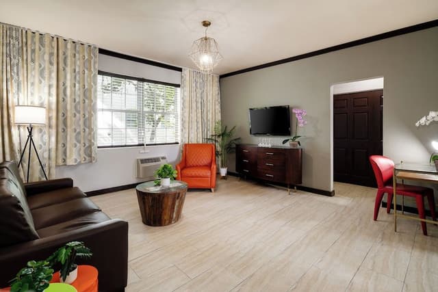 Courtyard View One Bedroom Double Queen Suite