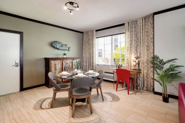 Courtyard View One Bedroom Queen Suite