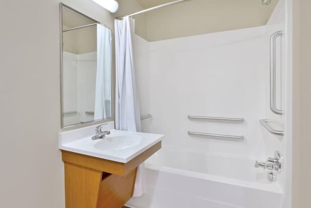 Suite, 1 Queen Bed, Accessible, Smoking (Accessible Tub)