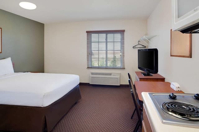 Suite, 1 Queen Bed, Smoking