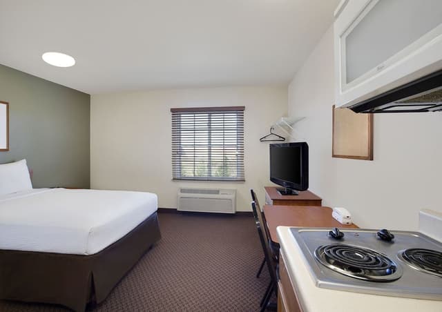 Suite, 1 Queen Bed, Smoking