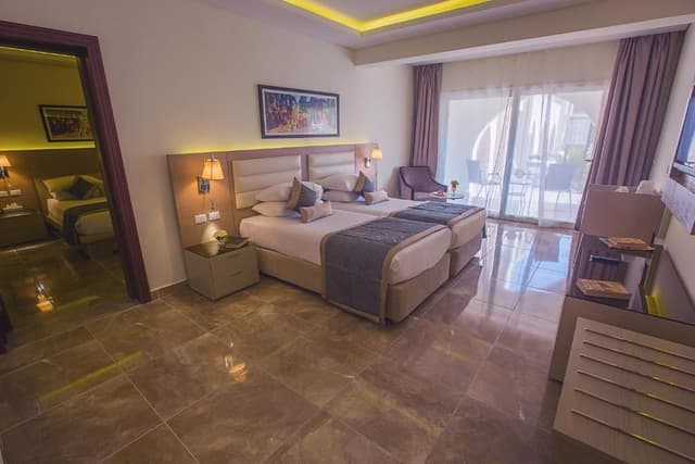Deluxe Family Room (2 Adults + 2 Children)