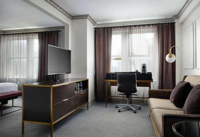 1 KING BED DELUXE ROOM