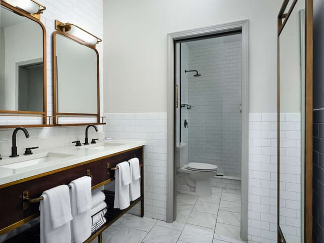 1 KING BED CORNER ROOM W/CLAWFOOT TUB