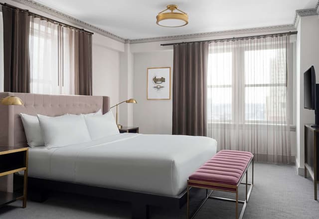 JUNIOR KING SUITE W/ACCESSIBLE TUB