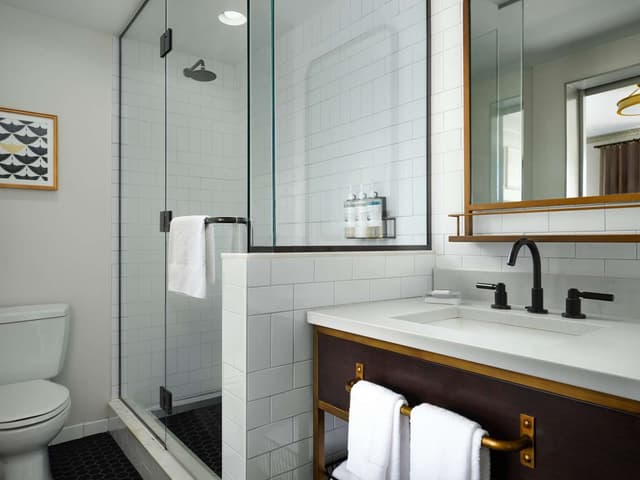 1 KING BED DELUXE ROOM