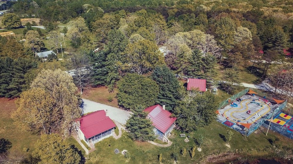 The Smokehouse Lodge and Cabins0