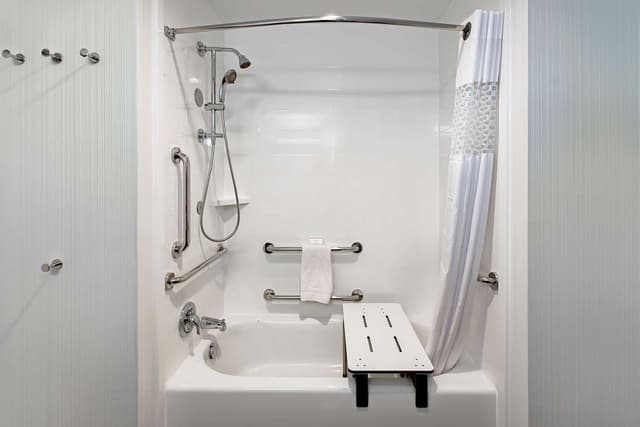 2 QUEENS MOBILITY ACCESS W/TUB NONSMOKING