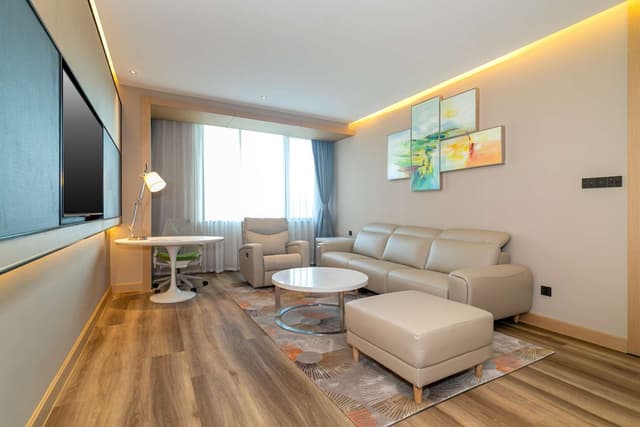 KING BED BUSINESS SUITE