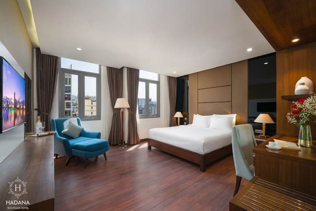 Deluxe Double Room, 1 King Bed, Bathtub, City View