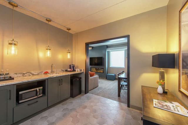 1 KING BED DLX 1 BDRM SUITE ADJ SUITES BLDG